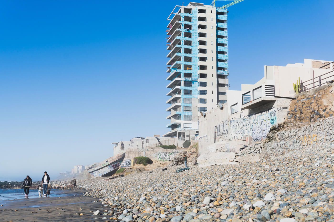 La playa de Tijuana está contaminada por las descargas de agua sucia que se hacen constantemente. Los desarrollos inmobiliarios ofertan sus departamentos como espacios con vista y acceso al mar, pero el agua no es apta para el turismo